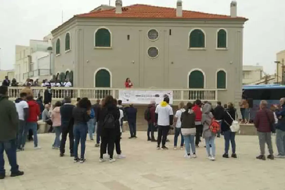 La manifestazione dei cuochi Ristoratori siciliani, flash mob sotto casa di Montalbano